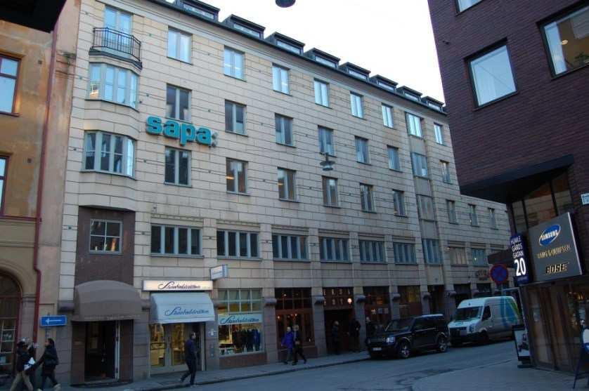 Sida 7 (26) manar stadsbyggnadskontoret att utreda den möjligheten. Beträffande Bångska huset hoppas nämnden att fastighetsägaren kan återge huset sin forna reklamprakt, som vackra neonskyltar.