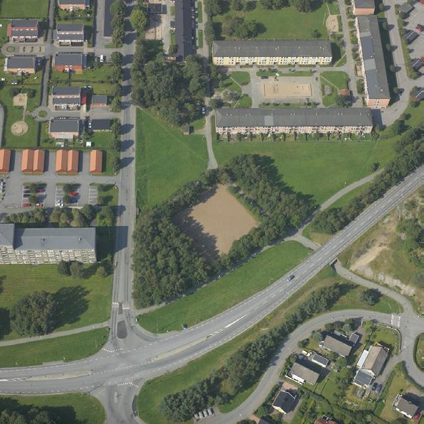Vägsstrukturen inom området är storskalig och överdemensionerad.