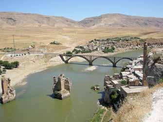 I förgrunden ses resterna av en gammal bro över floden Tigris, i Hasankeyf, sydöstra Turkiet. Den byggdes 1116. Den nya bron finns i bakgrunden. 1800- och 1900-talen i framför allt Europa.