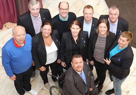 Verksamhetsberättelse 2016 25 Simförbundets styrelse, i mitten längst fram, David Lega. Första raden, fr vänster Christer Magnusson, Carola Sjödin, Ulla Gustavsson, Annika Edin, Anki Jarl.