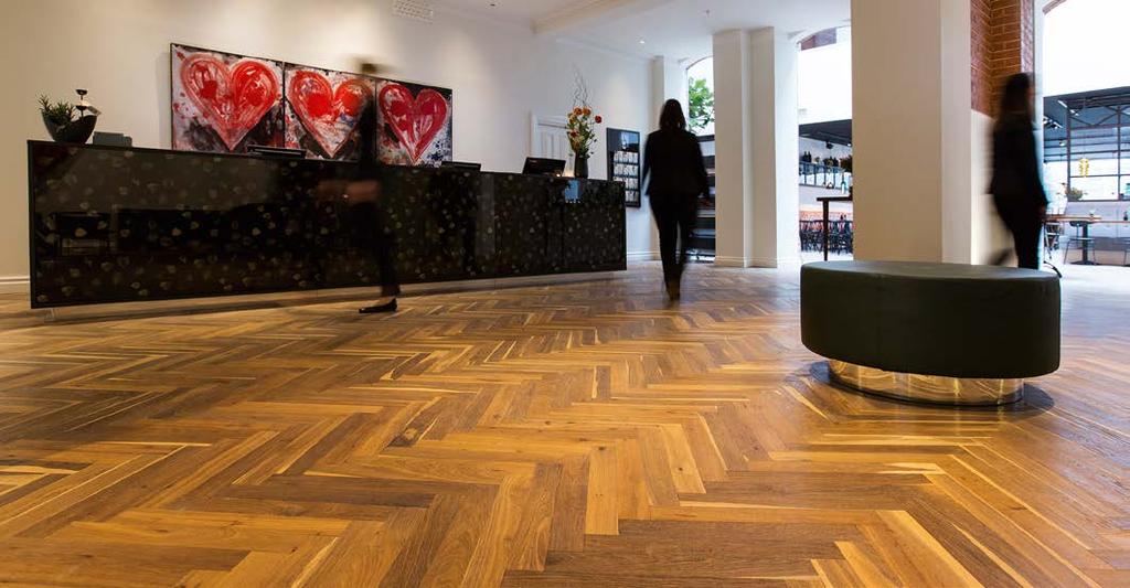ELITE HOTELL UMEÅ / YTBEHANDLING 1414 PRODUKTBESKRIVNING MASSIV PARKETTSTAV Vill du ha en traditionell parkettstav, 75 mm bred, eller kanske en riktigt bred, maffig stav om 180 mm?