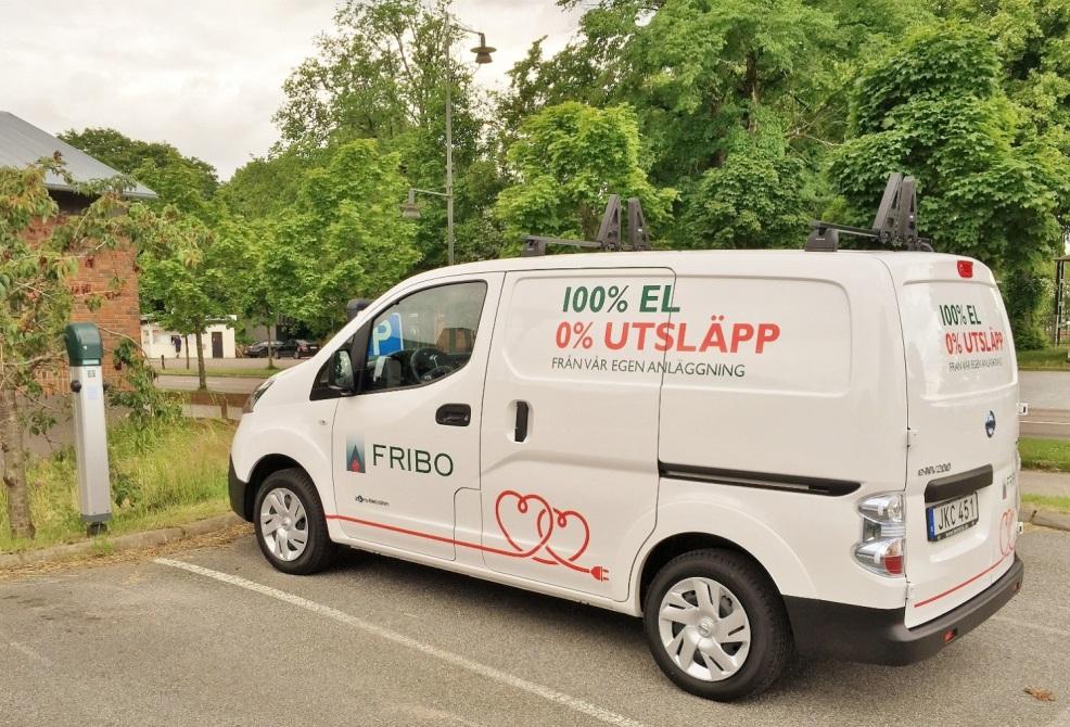 FOSSILFRIA TRANSPORTER OCH REDSKAP I samband med ombyggnationen av Centrumhuset installerades en semisnabb laddstation för elbilar (s.k. laddstolpe) vid FRIBOS parkering.