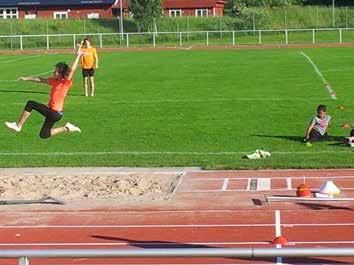 yngre gruppen för 10-12 år och den äldre gruppen för 13 år och äldre. Periodvis har det varit mycket ungdomar och vi kämpar för att få en kontinuitet i träningsoch tävlingsverksamheten.