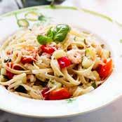 Veckan bjuder även på en lättlagad pasta med räkor och frästa grönsaker, stekt lax med en het majs- och zucchinisallad toppad med fetaost och avslutningsvis hittar du saftiga