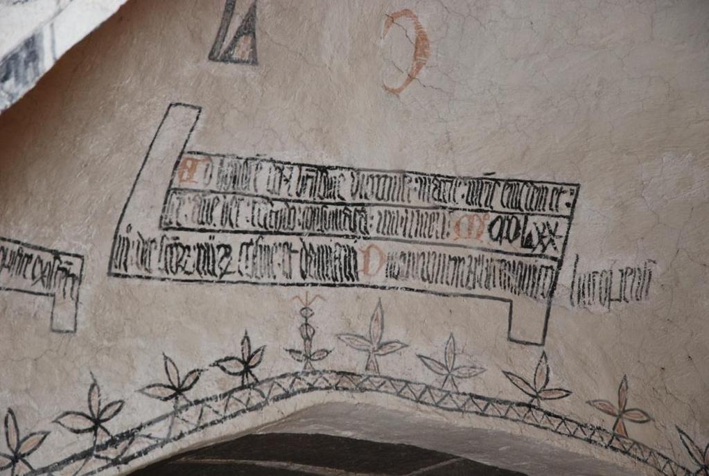 Beskrivning av kalkmåleriet Örtomta kyrka utvidgades under senmedeltiden åt öster och försågs med valv. Valven pryddes med ornamentmålningar, bokstäver, texter och enstaka figurer.