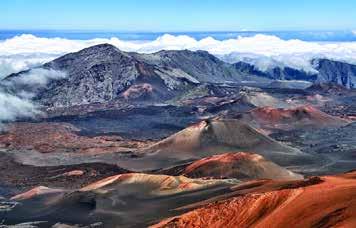 Öns södra del domineras i inlandet av Haleakala, den drygt 3 000 meter höga vulkankratern med bilväg hela vägen upp till toppen, vidunderlig utsikt och vandringsleder kors och tvärs genom