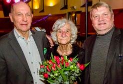 Ja och jag har trivts hela tiden, säger hon, sedan hon tagit emot en stor blomsterkvast av ABK:s vd Henrik Strand på den traditionella jubileumsfesten på Restaurang Södra Kasern i feb ruari.