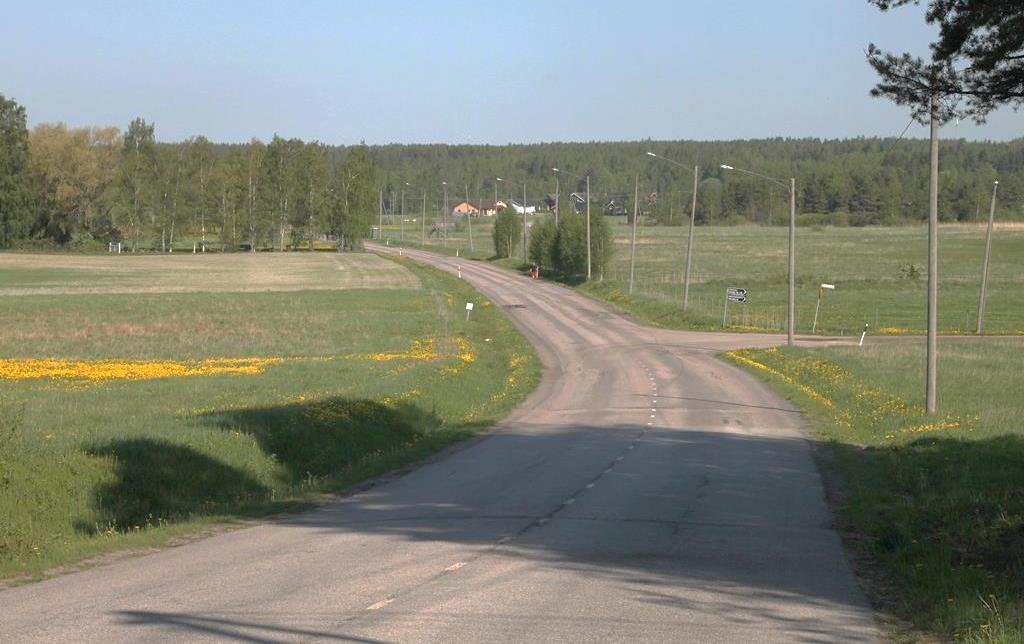 Bild 7.2.4-2. Kring Gamla Valkomvägen täcker översvämningen stora arealer av åker- och ängsmark. Vägförbindelsen Gamla Valkomvägen bryts redan vid en 1/2a havsöversvämning (N2000 +1,38).