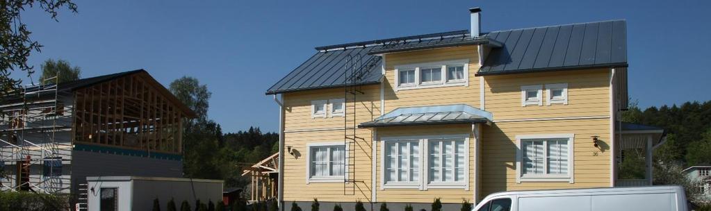 BIld 10.1.1-1. Nya bostadsbyggnader samt bostadsbyggnader som är under konstruktion invid Strandvägen bakom översvämningsvallen i Lovisa centrum.