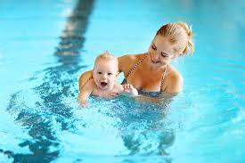 Steg 1: Vattenvana & vattenglädje Ålder 3 mån-4 år Babysim, Minisim, Baddaren Fokus: Att känna trygghet i vattnet genom glädjefyllda upplevelser i vattnet.