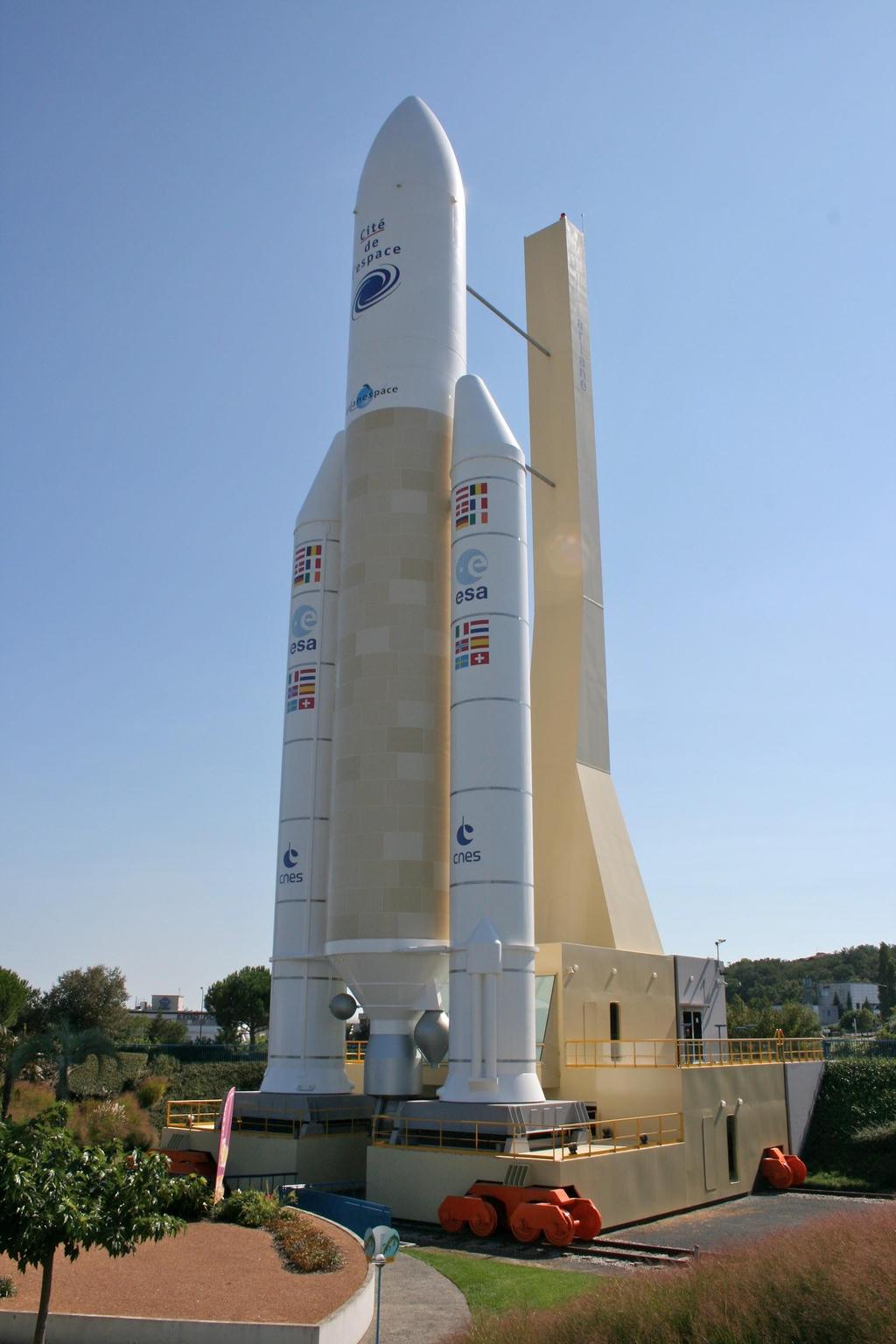 Rymdraketer och satelliter Rymdraketen ariane 5 används till att skjuta upp satelliter. Högst upp sitter satelliten. På sidorna sitter det krutraketer. I mitten sitter bränsletanken.