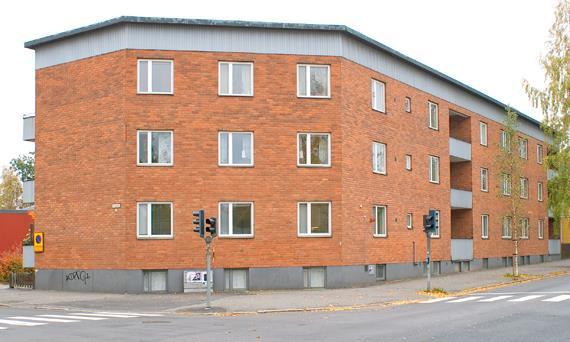 Ett smidesräcke med en rad infällda cirklar upptill. Här är det Callander som hållit i pennan.
