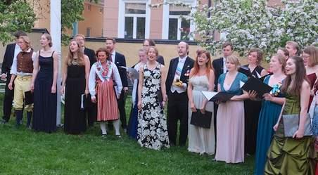 16 KÖREN Klagar dina korridorsgrannar på att du sjunger för högt i duschen? Sjung med Kören istället!