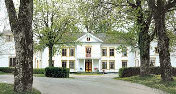 Tel:072 9137490,"Minicafe Hembakat.Öppet: tors:12-19 Fre-sön 12-16 Extra öppet v28-35 onsdagar 12-16 www.aklejahantverk.