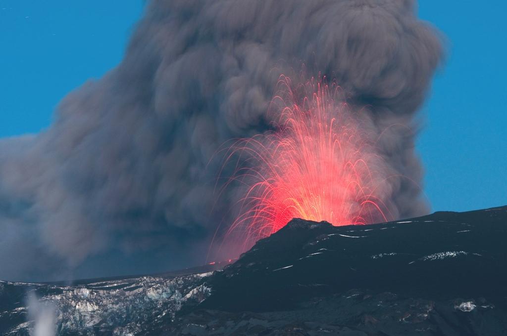 Både under 2010 och 2011 har vulkaner haft utbrott på Island. Då bildades det stora askmoln, som sedan spred sig över norra jordklotet.