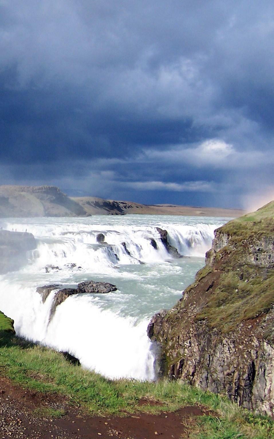 Island Klimat Island ligger mitt ute i Atlanten. På Island regnar det ofta. Man kan gott säga att klimatet på ön är fuktigt. Även Island påverkas av den varma Golfströmmen.