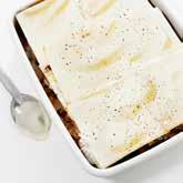 flytande crème fraiche 1 kruka krispsallad Lasagne Varva flera gånger. 1. Sätt på ugnen på 225 C. 2. Stek färsen i olja i en gryta. Krydda med salt och peppar. 3.