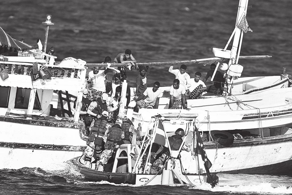 Den svenska skyddstyrkan vid en så kallad Friendly Approach hos en Jemenitisk fiskebåt i Adenviken maj 2009. Foto: Johan Lindahl, Combat Camera sina hem, till följd av olika stridigheter.