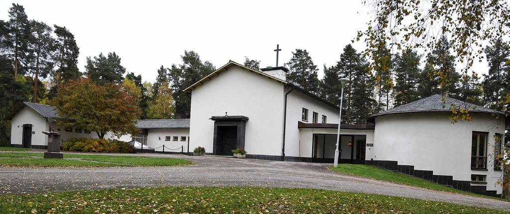 ett kapell för alla trosinriktningar Utöver våra kyrkor förfogar kyrkogårdsförvaltningen över två neutrala begravningslokaler i Skogskapellet.