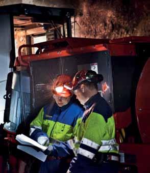 10 3. Gruvsäkerhetsansvarig Den som bedriver gruvdrift ska utse en person som ansvarar för gruvsäkerheten. Även i gamla gruvor ska en gruvsäkerhetsansvarig utses före 1.7.2013. 3.1 Kraven på den säkerhetsansvarige Den säkerhetsansvarige ska vara anställd hos verksamhetsutövaren och arbeta vid gruvan i fråga.