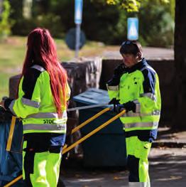 Vi underhåller 80 kilometer parkvägar, 130 trappor samt murar och staket i parkerna.