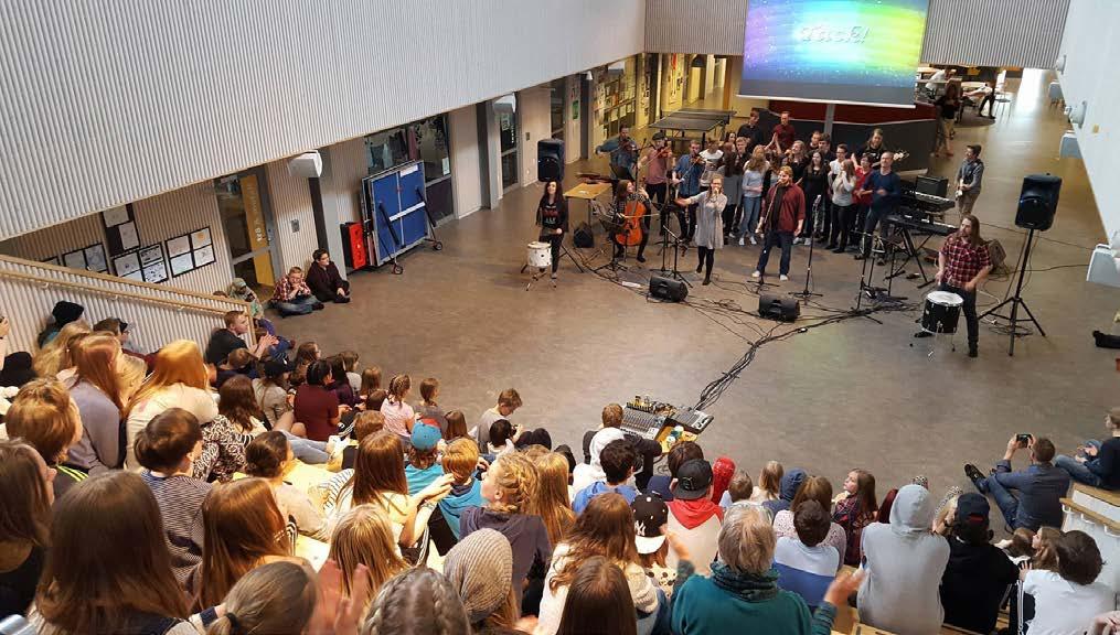 I skolor byggda under de senaste decennierna har de gemensamma ytorna ofta fått stor betydelse. Många nya begrepp och rumstyper har prövat. Formmässigt har byggnaderna blivit friare och lekfullare.