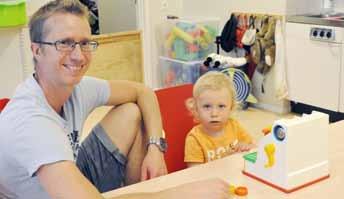 Liv och rörelse på öppna förskolan Runt tio-femton familjer brukar komma till öppna förskolan varje gång och många är nyinflyttade.