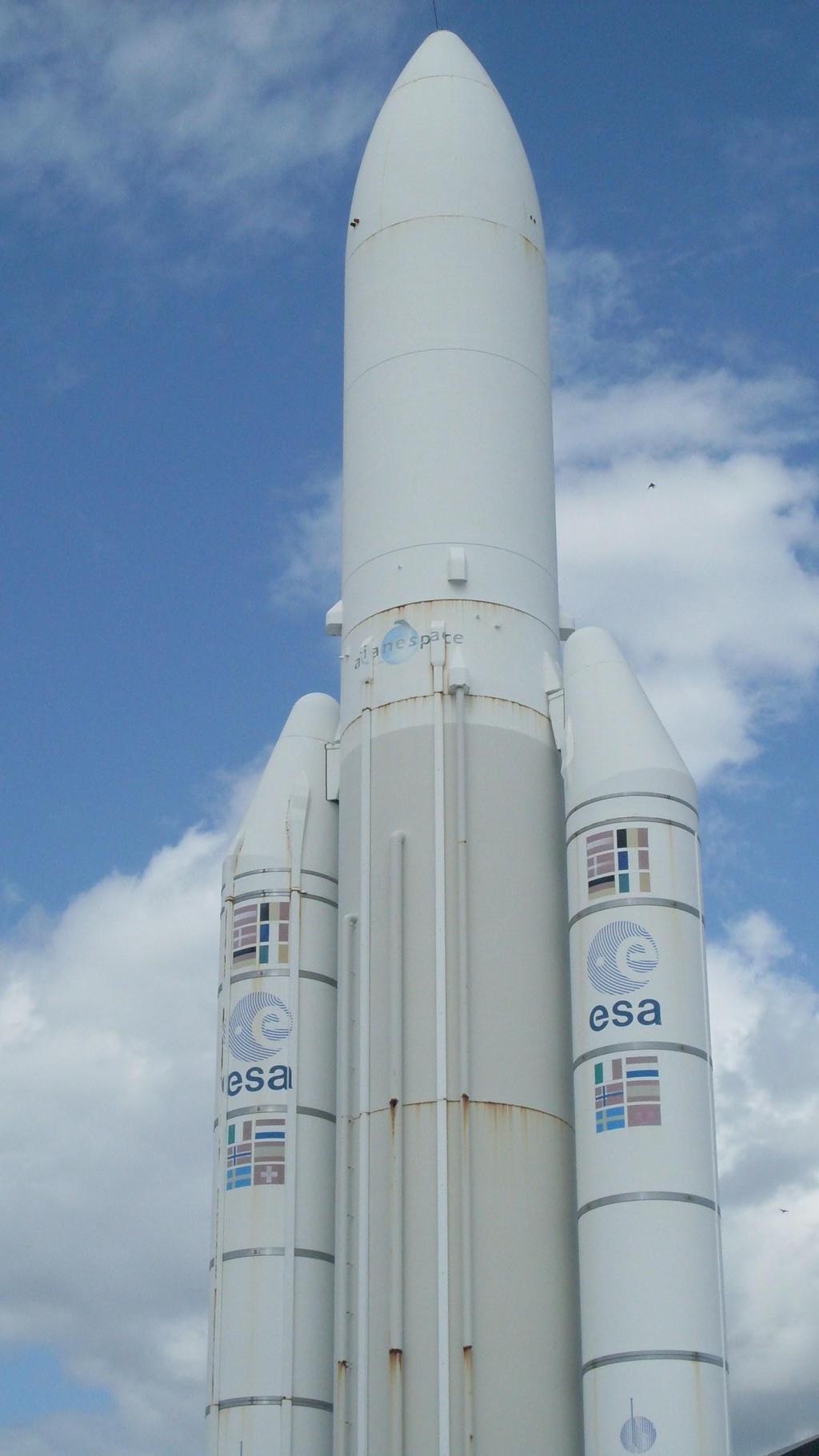 Rymdraketer och satelliter Ariane 5. Ariane skickas upp i rymden många gånger. Ariane har 2 krutraketer- dom gör så att man åker snabbare. Ariane väger 8,2 ton. Ariane är 59 meter.
