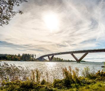 Med en ny riksväg 50 med högbro över Motalaviken samt dubbelspårsutbyggnad som möjliggjorde