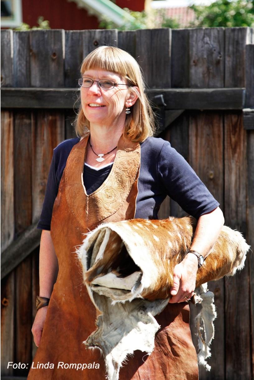 Arktisk skinnberedning- ett världskulturarv Mitt namn är Lotta Rahme. Jag har ett garveri i Sigtuna och har sedan 1982 arbetat med att dokumentera och lära mig traditionella garvningsmetoder.