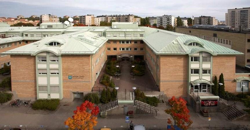 Om lokalen Den ljusa kontorslokalen ligger på våning 3. Hela ytan är på 1015 men ytan kan delas ner till 500 kvm om ni önskar en mindre lokal.