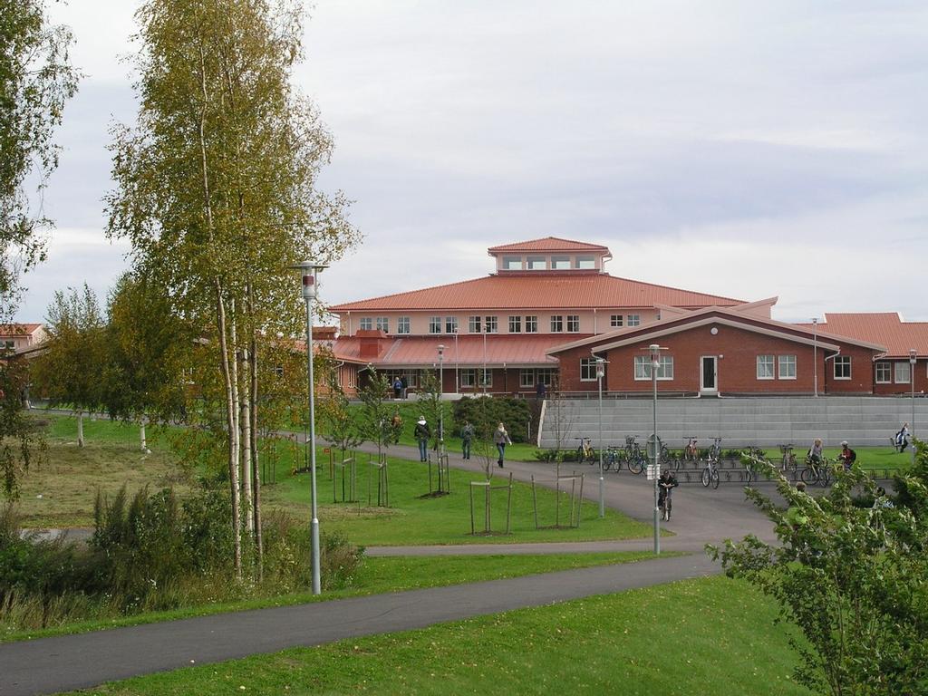 Gunnarsbyskolan Grundskola Grundsärskola Skolbarnsomsorg Skolledning Expedition På Gunnarsbyskolan fritidshem med två avdelningar Gunnar och Gläntan Lars Pettersson rektor 0571-358 01 lars.