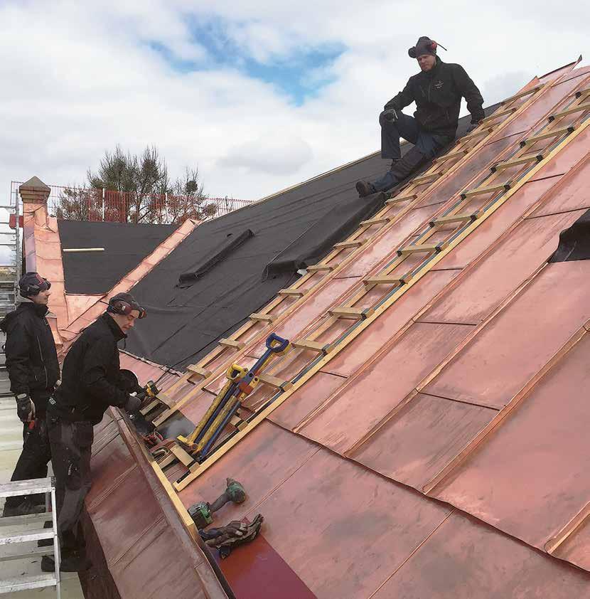 TAK I KOPPAR Industrihistorisk byggnad får nytt koppartak GAMMAL TEKNIK Eftersom Byggnad 1 har ett kulturellt värde vill fastighetsägaren bevara det ursprungliga utseendet.