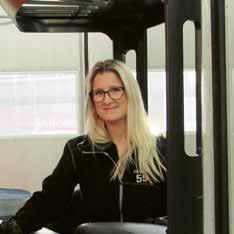 Vi kan ofta lösa sådana önskemål på en dag genom att hämta material från en annan filial, säger Maria och välkomnar alla typer av kunder.