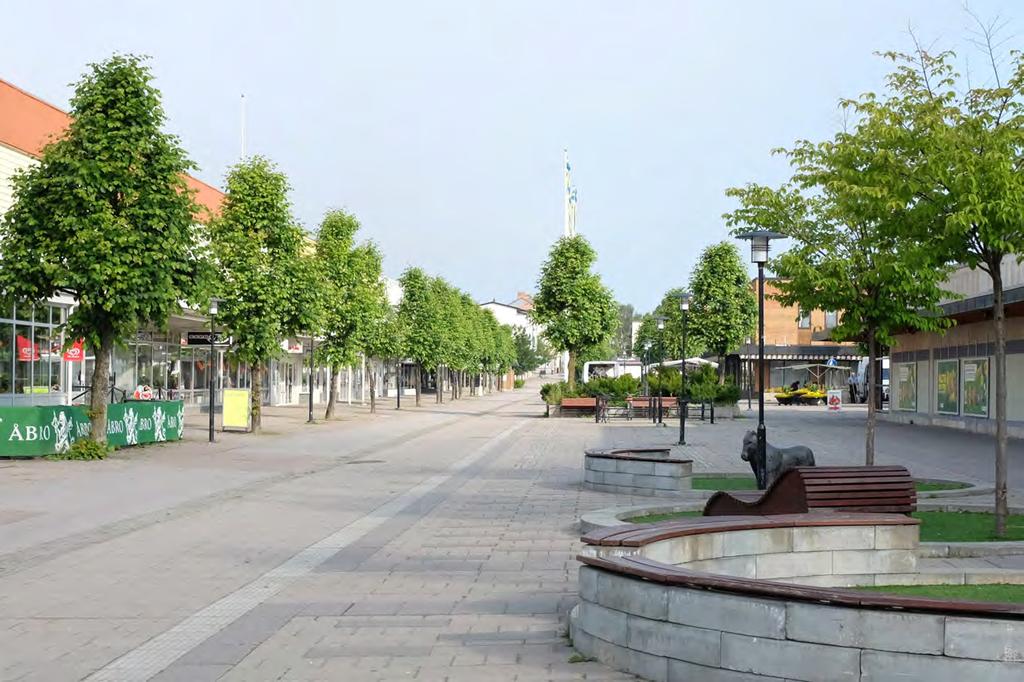 Den stora mängden träd gör att centrum uppfattas som förhållandevis grönt, men den osammanhängande gestaltningen av utemiljön ger ett rörigt intryck.