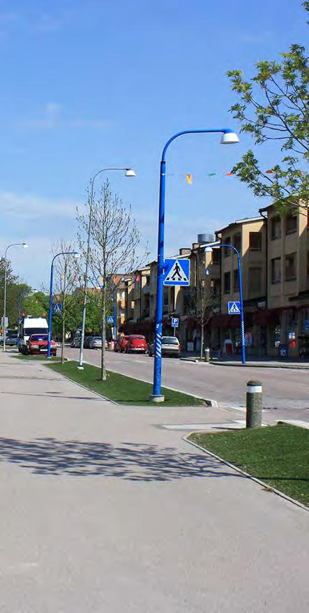 baksidor och lastkajer mot den omkringliggande bebyggelsen. Dessa baksidor omgärdas av ofta väl tilltagna parkeringsytor.