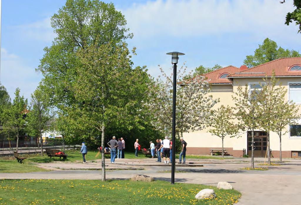 Boulespel på Eldsbodaplan Social hållbarhet Planprogrammet innebär bland annat att ett större antal bostäder tillkommer i centrum. Detta är nödvändigt då bostadsbristen är stor i kommunen.