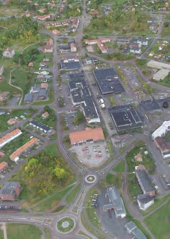 Längs Parkgatans östra sida fick bostadsbebyggelsen också butiks- och verksamhetslokaler i bottenplan.