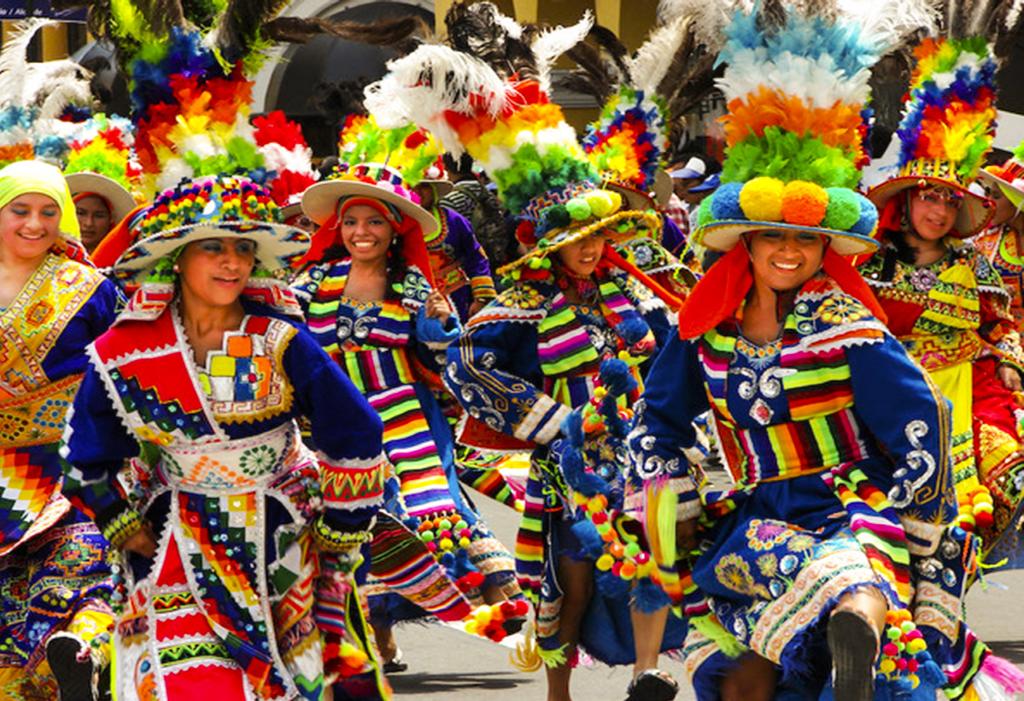 Passa på att utforska Punos livliga nattliv. (F.L) Dag 8 Puno till Cuzco. Idag färdas vi från Puno till Cuzco, inka rikets gamla huvudstad som idag är en vacker och pulserande mångkulturell stad.