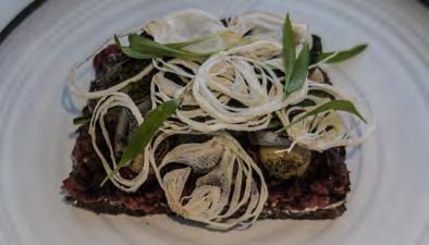 dk) men Møller är något utöver det vanliga här är smørrebrøden (ett enda kostar 100 130 dkk) närmare gourmetmat. Till detta har man ett 60-tal olika snapsar. En upplevelse!