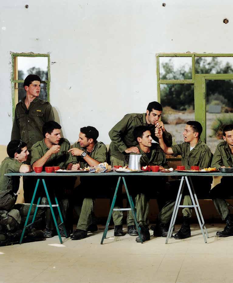 BILDEN Untitled (The Last Supper Before Going Out to Battle) ADI NES ikoniska verk refererar Leonardo da Vincis berömda målning Nattvarden men ersätter Jesus och hans apostlar med israeliska