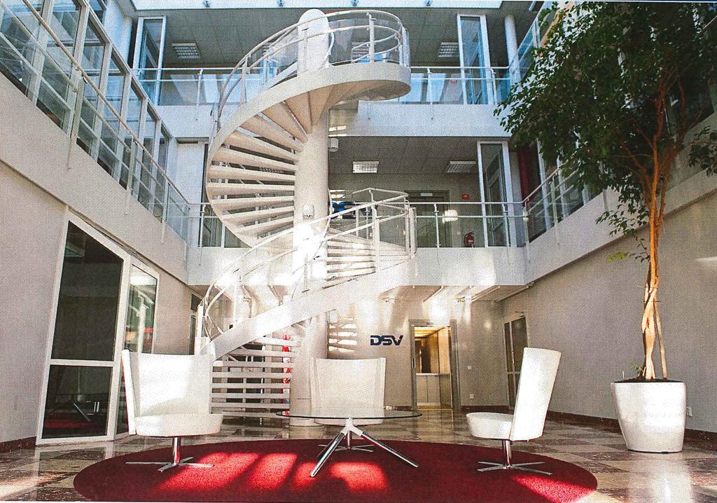 2 Wilsonhuset LOKALBESKRIVNING Mycket ljusa och moderna lokaler. Ytorna är effektivt disponerade och erbjuder alla funktioner ett modernt kontor kan tänkas behöva.