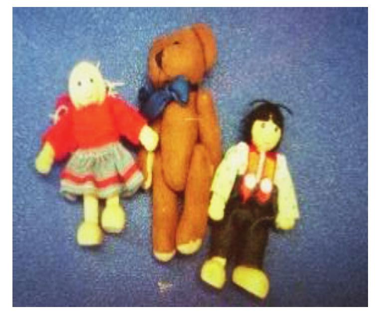 Figur 1: Ylva Ellnebys figurer vilka utgör grundmaterial för den första ritutmaningen När jag sedan tar fram figuren som har kort hår säger flera barn i kör: Det är en pojke.
