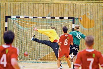 Matchens lirare Johan Renkse vräker in ett av sina fyra må. Foto: Bror Rosenback plan. En riktigt bra första gånger man träffade målet så sitt lags bäste målgörare.
