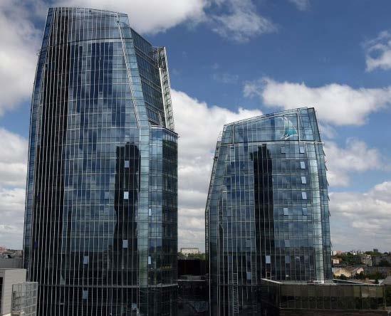 Investeringen omfattar två skyskrapor med en uthyrningsbar yta på 28 400 kvadratmeter med stabila hyresgäster och låg vakans, samt en angränsande tomt där en tredje kontorsfastighet om 13 000