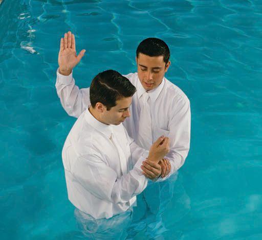 Man menar att detta stämmer bättre överens med Bibelns undervisning om hur man bör utföra dopet. Kallas för baptister De pekar bl.a. på att Jesus ju döpte sig som vuxen samt att att Bibeln talar om att tron föregår dopet.