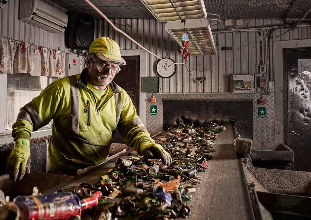 VAD FÅR DU LÄMNA I INSAMLINGEN? Vi är bäst i världen på att återvinna glas, men kan bli ännu bättre på att lämna rätt sak i rätt återvinningsbehållare.