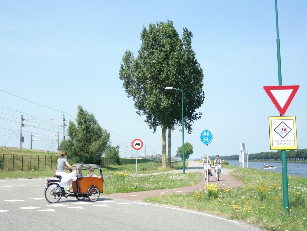 Cykel på landsbygden Cykel kan fungera väl utanför också utanför storstaden. De flesta mindre orter har en storlek som gör cykel mycket överkomlig.