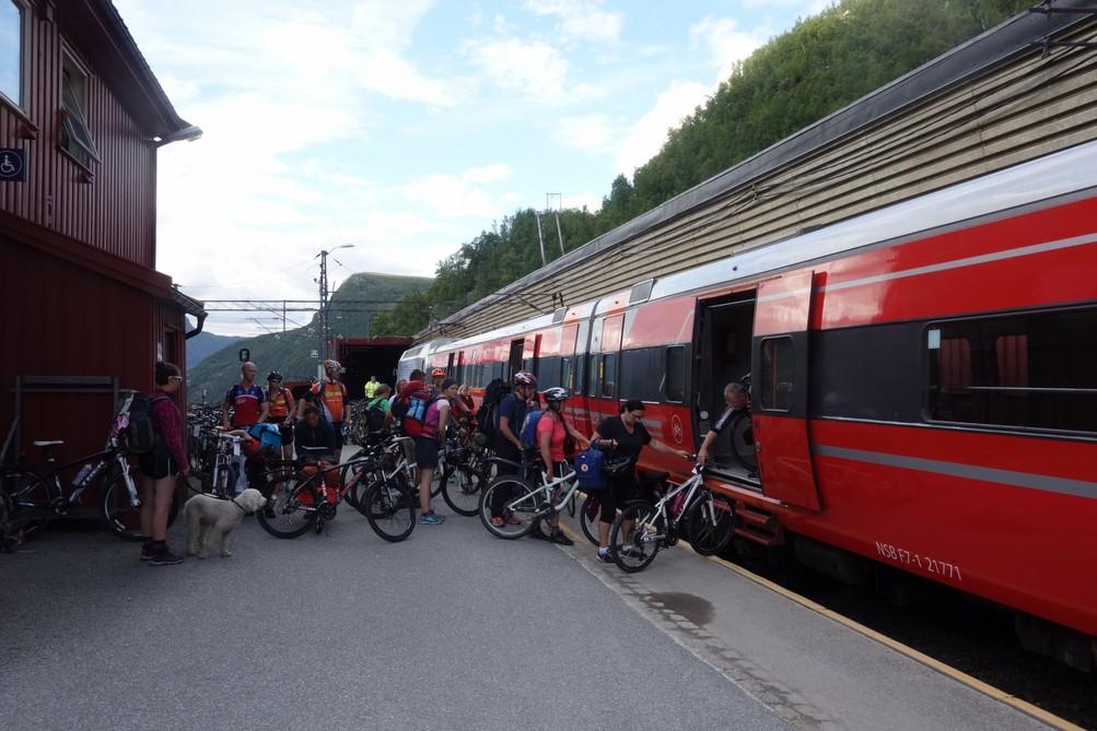 Cykel på tåg och buss Cykel och tåg är ett av de smidigaste och mest miljövänliga sätten att resa längre sträckor.