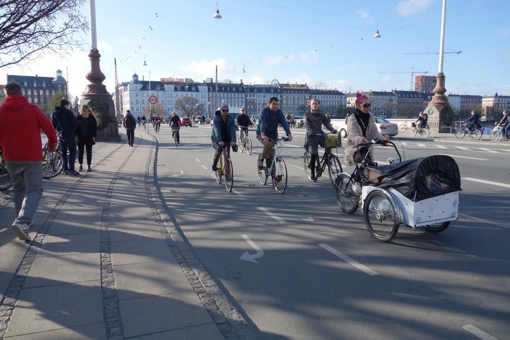 Tiden talar för cykel. Tar vi vara på de möjligheter cykeln ger, och bygger snabb, bekväm och säker infrastruktur kan vi lösa många problem med dagens trafik.